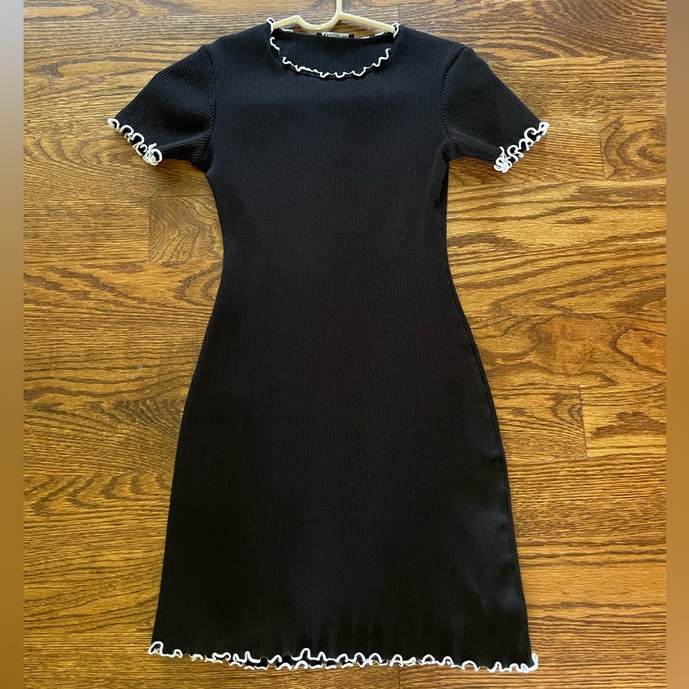 NWOT Zara White Lettuce Edge Trip Black Ribbed Short Sleeve Mini Dress